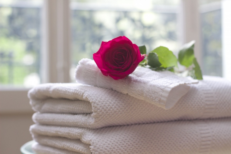 hotel-SERANON-min_towel_rose_clean_care_salon_spa_white_bath-731641